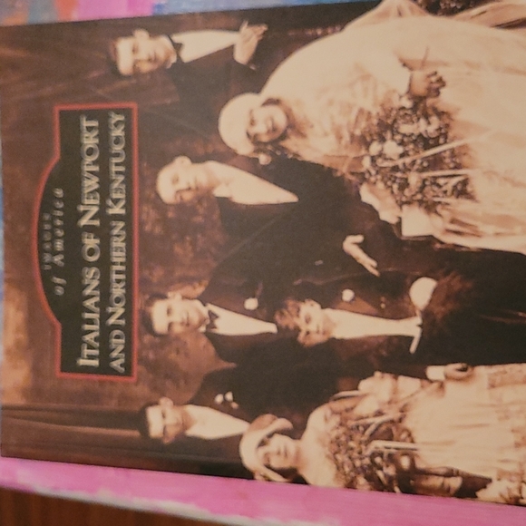 Italians of Newport paperback book - Picture 1 of 2